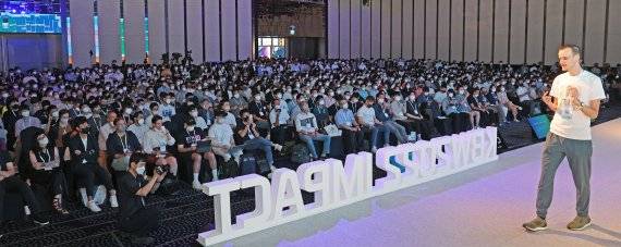 비탈릭 부테린 이더리움 창시자가 ‘포스트 머지 : 이더리움의 미래’를 주제로 강연하고 있다.