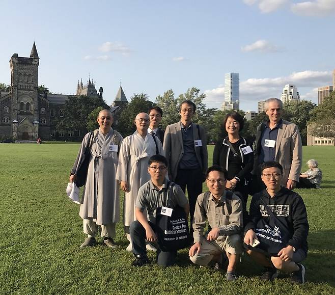 지난 2017년 캐나다 토론토대학에서 열린 세계불교학대회에 참석한 한국의 연구자들. 세계불교학대회 조직위원회 제공