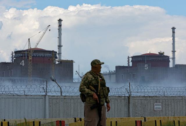 우크라이나 남부 자포리자주 원자력발전소에서 러시아 군인이 경계 근무를 서고 있다. 에네르호다르=로이터 연합뉴스