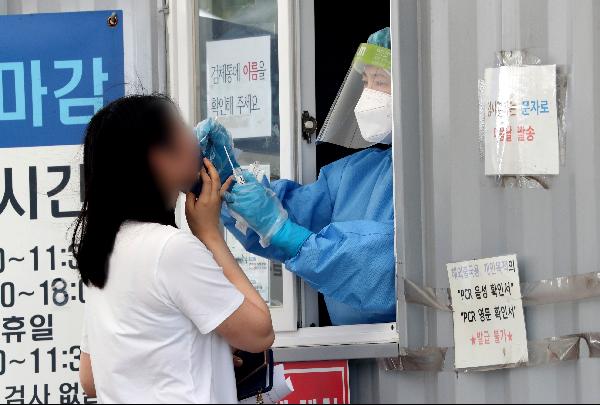 선별진료소에서 시민들이 코로나19 PCR 검사를 받고 있다./사진=조선일보 DB