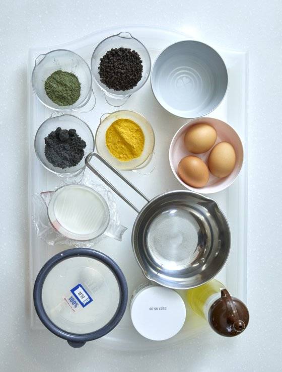 구움찰떡 재료. 습식쌀가루와 단호박·쑥·흑임자·오레오 가루 등 반죽에 넣을 네 가지 메인 가루와 베이킹파우더·설탕·계란·포도씨유·생크림·우유 등이 필요하다.