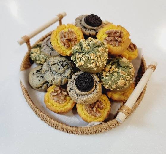 습식찹쌀가루로 쌀베이킹을 해 만든 구움찰떡. 겉은 바삭하고 속은 쫄깃해 남녀노소 모두 즐길 수 있다.