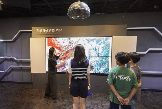 강희정(맨 왼쪽) 연구사에게 호우·대설·재해 등의 기상위성 영상 보는 방법을 배우고 있다.