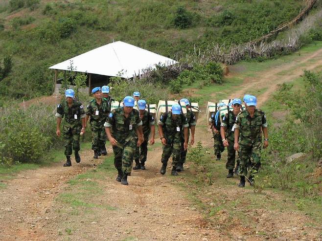 상록수부대원들이 차량 진입이 어려운 격오지에 위치한 마을 주민을 만나러 가기 위해 구호 물품을 짊어진 채, 걸어 올라가고 있다. 상록수부대 7진 제공