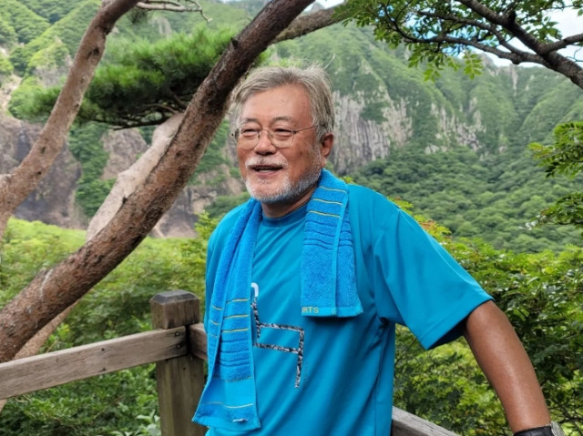 문재인 전 대통령이 지난 4일 한라산 영실코스를 등반하던 중 휴식을 취하면서 웃어보이고 있다. 문재인 전 대통령 인스타그램 캡처.