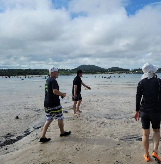 문재인 전 대통령이 2일 부인 김정숙 여사(오른쪽)와 함께 서귀포시 해수욕장에서 해수욕을 즐기러 가는 모습. 문재인 전 대통령 인스타그램 캡처.