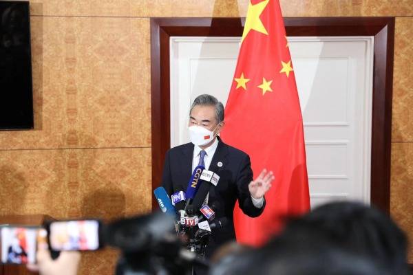 지난 5일(현지시간) 프놈펜에서 열린 동아시아 협력 외교장관회의에 참석한 뒤 외신과 기자회견을 하는 왕이 중국 국무위원 겸 외교부장 / 사진 = 중국 외교부