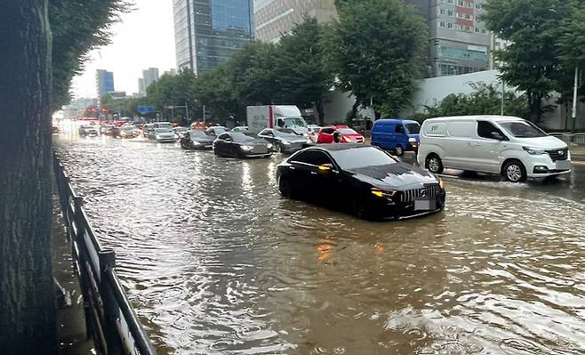 8일 오후 인천시 남동구 구월동 한 시내 도로가 빗물에 잠겨 있다. [사진 출처 = 연합뉴스]