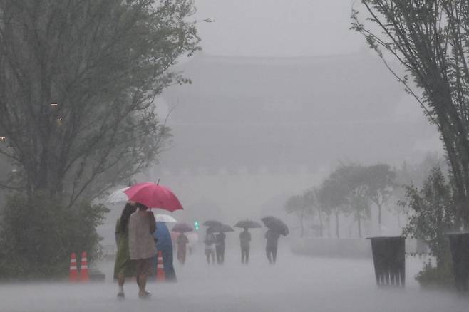 8일 오후 서울 광화문광장에 폭우가 내리고 있다.  [사진 출처 = 연합뉴스]