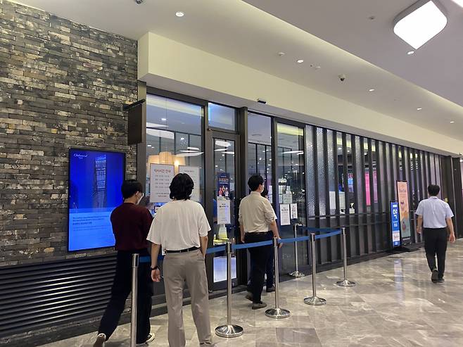 지난 5일 점심시간을 넘긴 오후 1시 이후에 서울 강남 코엑스에 있는 오크우드 호텔 구내식당에 사람들이 점심을 먹으러 들어가고 있는 모습. [신주희 기자]