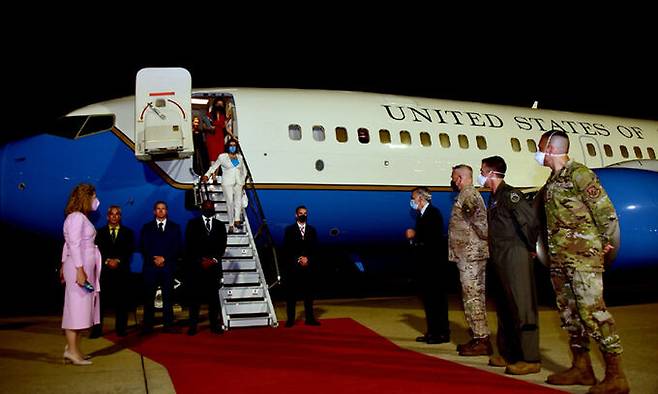 한국을 방문한 낸시 펠로시 미 하원의장이 지난 3일 경기 평택시 오산 미 공군기지에 도착하고 있다. 주한미국대사관 트위터 캡처