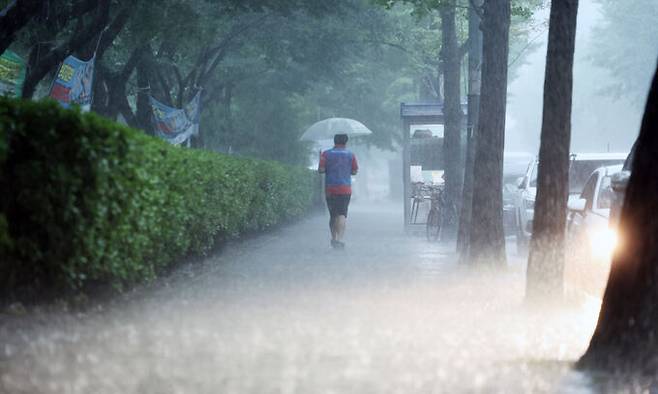 폭염 뒤 다시 장마가 찾아온 8일 서울의 한 거리에 많은 양의 비가 내리고 있다. 연합뉴스