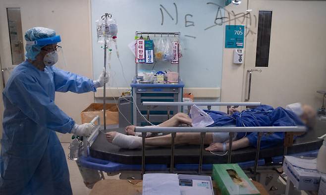 한 코로나19 거점전담병원에서 의료진이 환자를 옮기고 있다. 뉴스1