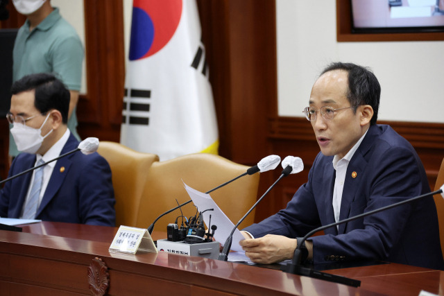 추경호 경제부총리 겸 기획재정부 장관이 8일 정부서울청사에서 열린 비상경제장관회의를 주재하고 있다. 연합뉴스