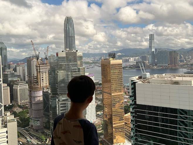 The public confidence was revealed as broadcaster Kang Soo-jung was living in isolation in son and Hong Kong, which attracted attention from the reaction of celebrity acquaintances.On Saturday, Kang Soo-jung wrote on Instagram: On day two of Hotel isolation at Hong Kong. 6 days left. 4 hours from the airport to Hotel.I missed Korea because the procedure was so complicated. I was glad that the child had followed me well, although there were several crises.I posted several photos with the article I had a younger child with a house...Kang Soo-jung added, I am wearing a room suit that will be an isolation uniform in my soul.In # 2022, I can isolate Hotel # I should have combed my hair a little bit. # Husband is pretty, so I have to do something tomorrow at # goldenleaf during the entertainment.Kang Soo-jung in the photo is taking a selfie in the background of Hong Kong as a stranger.Actor Choi Yeo-jin responded by saying, Its a cute face, and broadcaster Kim Kyung-hwa responded, Its cute. Lee Hwa-sun commented, Youre in isolation for two children.Kang Soo-jung said, The Departure with Hong Kong!I will come back soon, but my grandson who can not see winter vacation is sorry. Father I take this and my mother Father go!Husband, who waits so much for us, should meet in a week after the Hotel isolation. Sorry! Wait!# I was acting like a spoiled person and today I was good at # Hong Kong. The Departure # I was anxious and pcr is two consecutive days. Kang Soo-jung has been active in Korea recently; it appears that he visited Hong Kong again to see Husband.Son was left disappointed to part ways in Grandmas Boy grandfathers armsI think Jimin is so sad, he said, explaining why Grandmas Boy grandfather is really so comfortable with him.Kang Soo-jung has a son at the end of Experiment 6 and Heritage 3 by marriage with Husband, a non-entertainer who attends Hong Kong Financial Company in 2008.It is known that he is living in Hong Kong village and collected topics.Photo: Kang Soo-jung Instagram