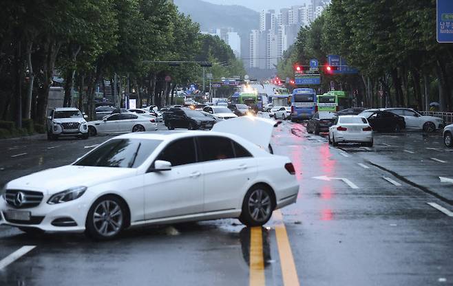 9일 오전 서울 강남구 대치역 인근 도로에 폭우로 침수됐던 차들이 놓여 있다. (사진=연합뉴스)