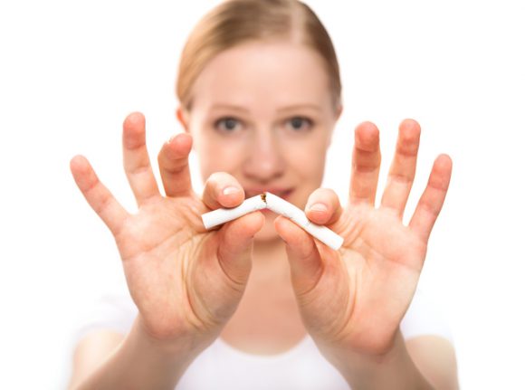 결연한 모습으로 담배를 부러뜨리고 있는 여성. 담배는 무조건 끊어야 한다. 정말 백해무익이다. [사진=게티이미지뱅크]