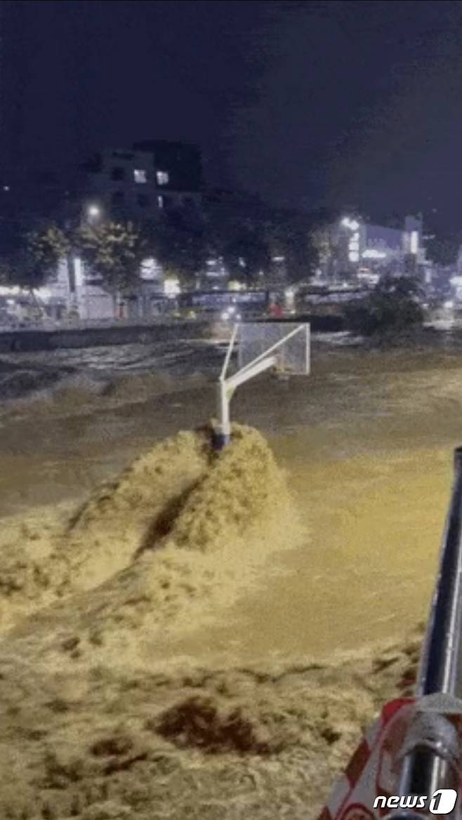 8일 밤 서울 도림천이 범람하고 있다. (SLR 캡쳐) 2022.8.8/뉴스1 ⓒ News1 이성철 기자