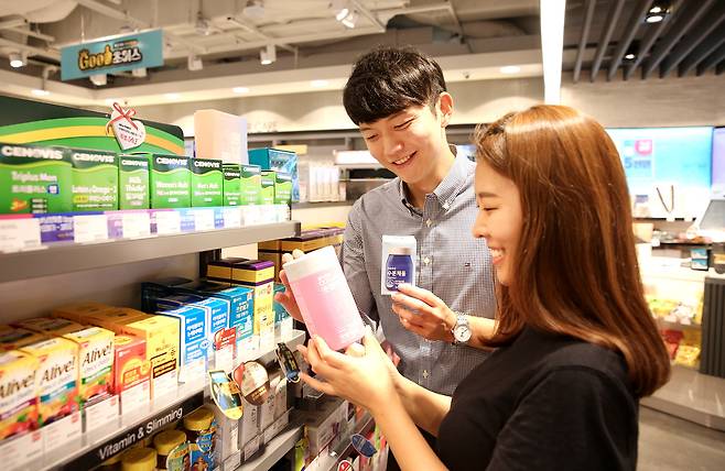랄라블라에서 고객이 건강기능식품을 구매하고 있다 ⓒ 뉴스1(랄라블라 제공)