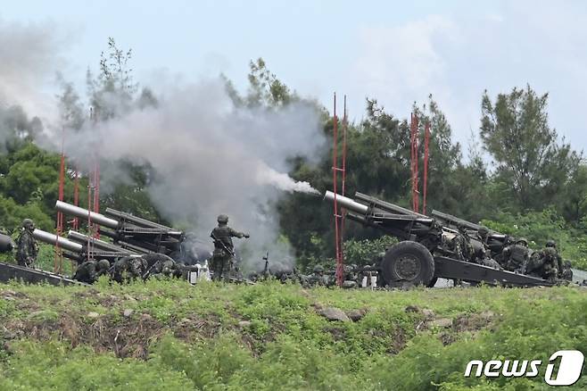 9일 대만 남부 핑둥현 인근에서 대만군이 실사격 훈련을 진행하고 있다. 2022.08.09/뉴스1 ⓒ AFP=뉴스1 ⓒ News1 김민수 기자