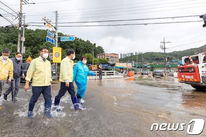 김동연 경기도지사는 9일 용인 동천동 고기교 수해현장을 찾은 뒤 자신의 페이스북에 올린 글을 통해 "다리 밑 공사장에 적치된 철근 등에 막힌 물길이 상가 및 주거지역으로 흘러넘쳐 고통을 겪는 주민들을 만나니 마음이 몹시 아팠다. 어렸을 때 비만 오면 아궁이하고 집까지 다 물이 차서 퍼내고 했던 기억이 떠올라 안타까움이 더했다"고 말했다.(김동연 지사 페이스북 캡처)ⓒ 뉴스1