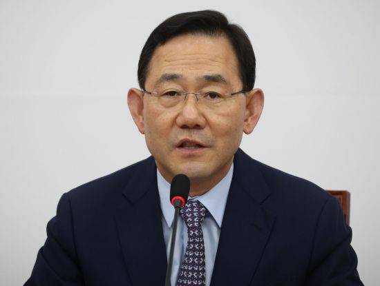 주호영 국민의힘 비상대책위원장이 9일 오후 국회에서 비대위원장 취임 기자회견을 하고 있다. [이미지출처=연합뉴스]