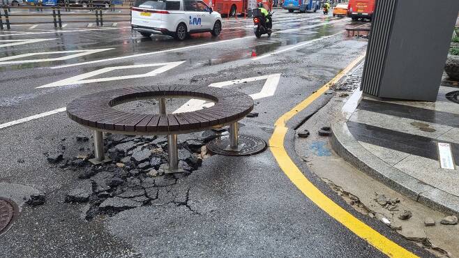 강남 CGV 앞 맨홀 뚜껑이 날아가지 않도록 벤치로 임시 고정해 놓은 모습. / 조윤정 인턴기자