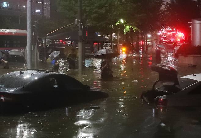 지난 8일 서울 서초구 진흥아파트 인근 도로가 침수돼 차량이 물에 잠겨 있다. /뉴스1
