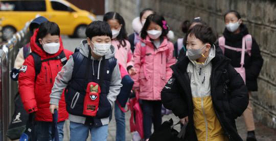 대전시교육청이 '학급당 학급수 감축' 정책을 추진하고 있다. 코로나19와 같은 국가적 재난에서도 안전한 교육 환경을 조성하고, 학생 개개인에게 양질의 교육을 제공하기 위해서다. 사진은 전국에서 등교 개학이 이뤄진 지난해 3월 대전 서구 둔산초등학교 학생들이 등교하는 모습. 사진=대전일보DB