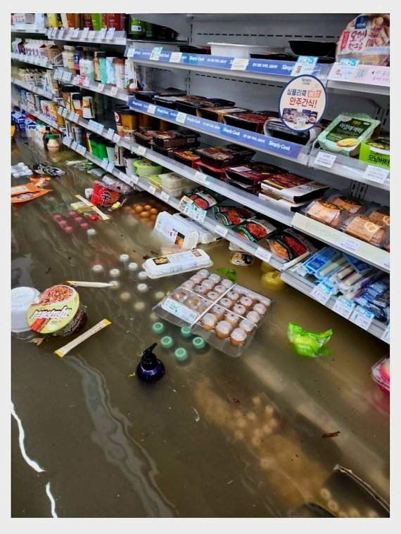 8일 밤 시간당 100㎜가 넘는 폭우로 서울 등의 편의점 매장 320여 곳이 비 피해를 입었다. 인터넷 커뮤니티 뽐뿌 캡처