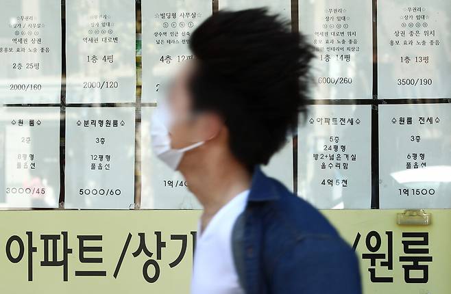 집값이 떨어지면서 세입자가 집주인에게 전세보증금을 제대로 돌려받지 못하는 일이 크게 늘고 있다. 사진은 지난 1일 서울 시내 부동산 중개업소의 매물정보 모습. 연합뉴스