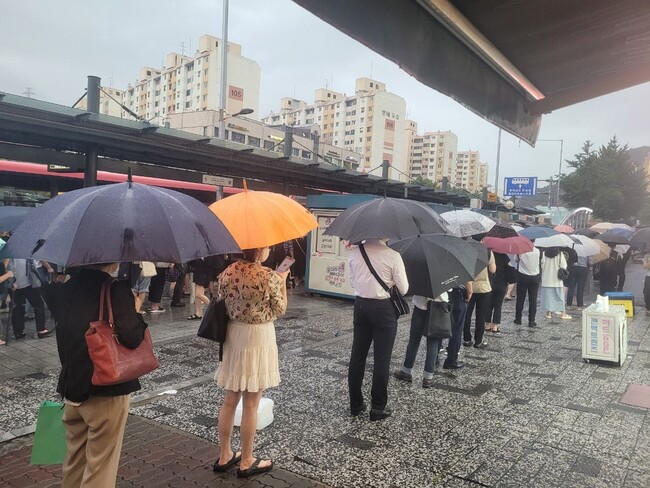 9일 오후 7시께 서울 지하철 사당역 인근 버스정류장에서 우산을 쓴 시민들이 버스를 기다리고 있다. 장예지 기자