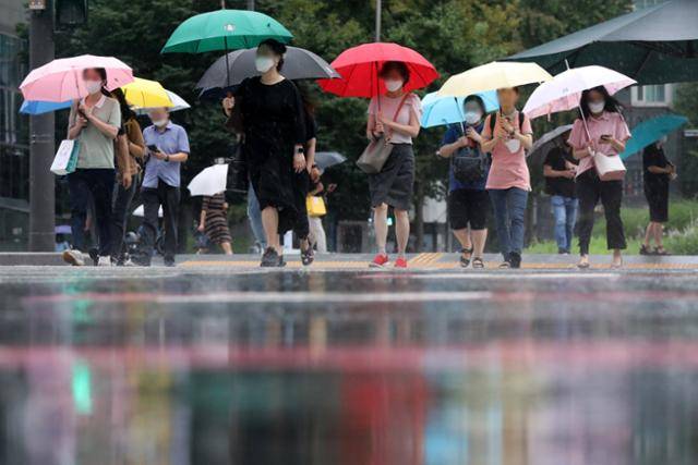 수도권을 포함한 전국 대부분 지역에 비소식이 예보된 8일 오전 서울 종로구 광화문 네거리에서 시민들이 출근길 발걸음을 재촉하고 있다. 뉴스1
