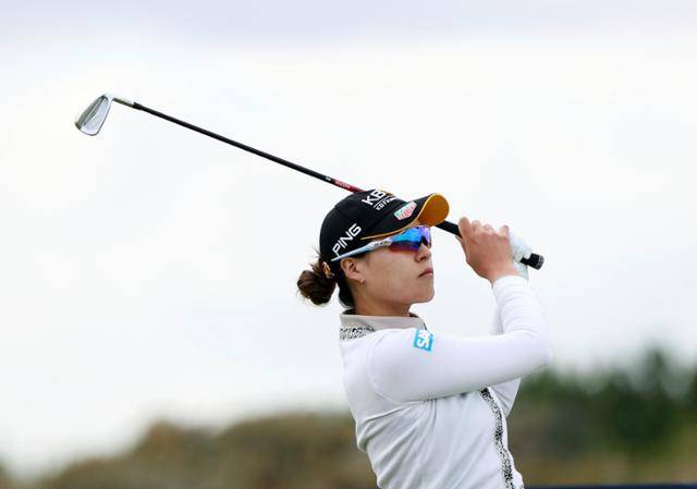 전인지가 6일(현지시간) 영국 스코틀랜드 이스트 로디언의 뮤어필드GC에서 열린 미국여자프로골프(LPGA) AIG 위민스 오픈 3라운드 4번 홀에서 티샷하고 있다. 이스트로디언=AP 뉴시스