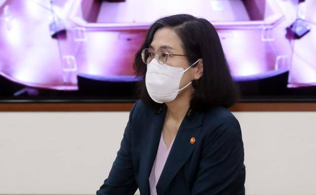 김현숙 여성가족부 장관이 8일 정부서울청사에서 열린 비상경제장관회의에 참석하고 있다. 뉴스1