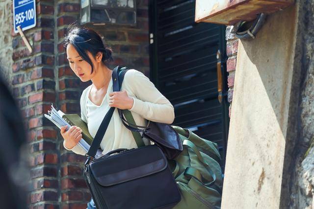 '모범가족'은 파산과 이혼 위기에 놓인 평범한 가장 동하가 우연히 죽은 자의 돈을 발견하고 범죄 조직과 처절하게 얽히며 벌어지는 범죄 스릴러다. 넷플릭스 제공