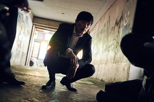 '모범가족'은 파산과 이혼 위기에 놓인 평범한 가장 동하가 우연히 죽은 자의 돈을 발견하고 범죄 조직과 처절하게 얽히며 벌어지는 범죄 스릴러다. 넷플릭스 제공