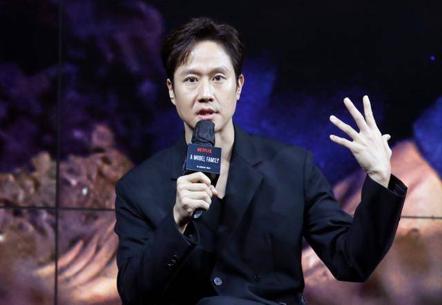 배우 정우가 9일 서울 종로구 JW메리어트 동대문 스퀘어 서울에서 열린 넷플릭스 시리즈 '모범가족' 제작발표회에서 인사말을 하고 있다. 뉴스1