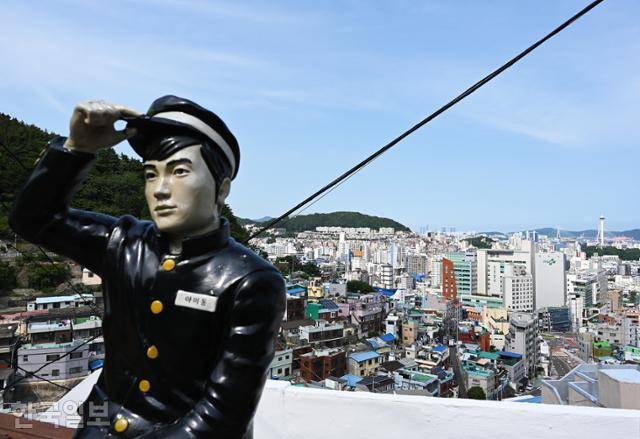 아미동 비석마을에서 부산의 과거와 현재 모습이 고스란히 내려다보인다.
