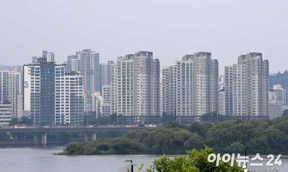 여의도에서 바라본 상수동 일대 아파트 전경. [사진=김성진 기자]