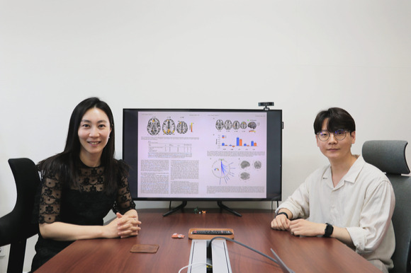 전현애 DGIST 뇌과학과 교수(왼쪽)와 박정탁 박사과정생 [사진=DGIST]