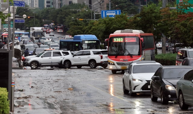 전날 내린 폭우에 침수됐던 차량이 모습을 드러내고 있다. / 사진=연합뉴스