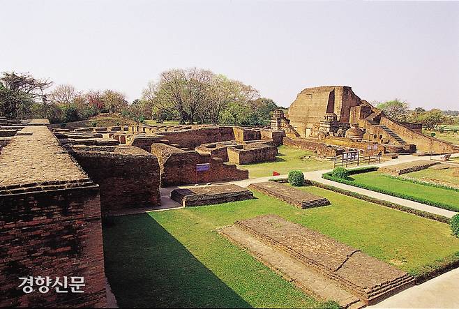 회암사는 인도의 고승 지공스님이 수학한 나란타사를 본따 만들었다는 이야기가 있다. 회암사의 지세가 천축의 나란타사와 같다고 제자(나옹)에게 말해 이곳에 회암사를 창건하게 했다는 것이다. 지공이 언급한 ‘나란타사’는 인도 동북부에 자리 잡고 있는 종교와 학문의 요람이었다. 631년 이곳을 찾았던 당나라 고승 현장법사는 “상주하는 승려가 1만 명, 교수가 2,000명에 달한다”고 기록했다.