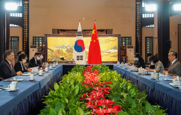 박진 외교부 장관이 9일 중국 칭다오시 지모구 지모고성군란호텔에서 왕이 중국 외교담당 국무위원 겸 외교부장과 회담을 하고 있다. 연합뉴스