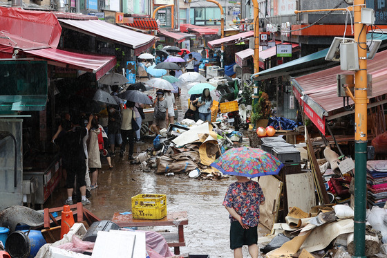 A traditional market in Dongjak District in Seoul on Tuesday after heavy rains. [YONHAP]