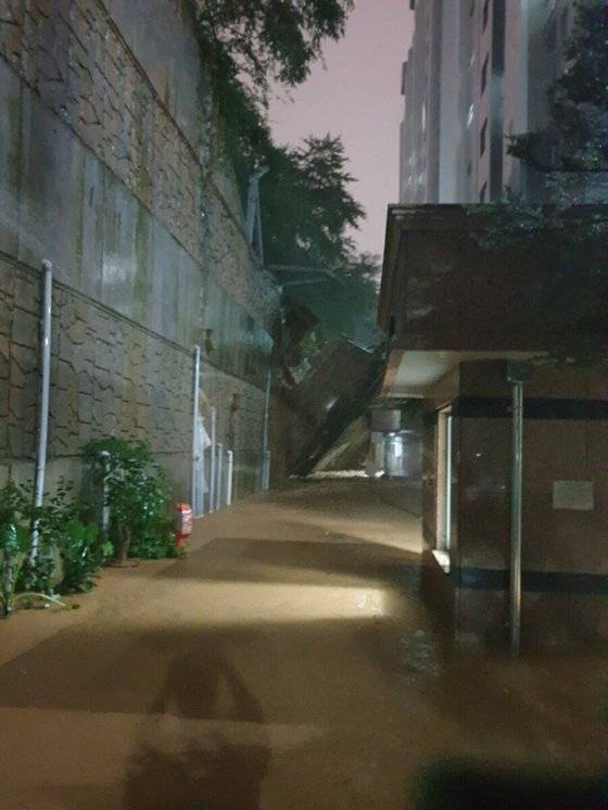 8일 한 네티즌이 사당역 인근 아파트라며 공유한 침수된 지반과 무너진 옹벽 모습. 온라인 커뮤니티 캡처