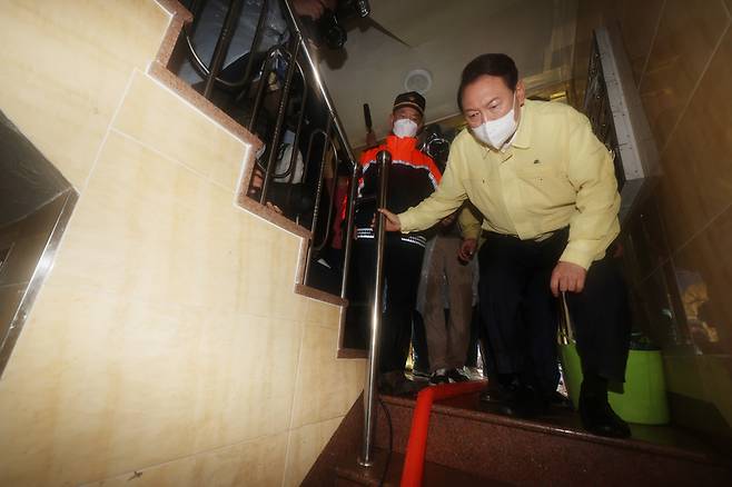 윤석열 대통령이 9일 서울 관악구 신림동 침수 피해 현장을 둘러보고 있다. / 사진 = 연합뉴스