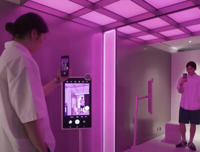 무신사 스탠다드 강남의 라이브 피팅룸. 스마트폰을 디스플레이와 연결해 사용할 수 있다. 조명 색상 조절도 가능하다. [무신사]