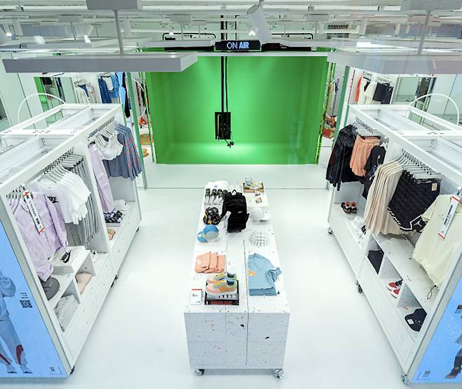 피팅룸에서 입어본 의류로 룩북을 만들 수 있는 나이키 스타일 홍대의 콘텐츠 스튜디오. 매장 중앙에 배치됐다. [나이키]