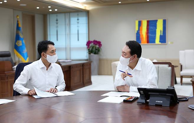 윤석열 대통령이 9일 서울 용산 대통령실 청사에서 박민식 국가보훈처장으로부터 부처 업무보고를 받고 있다. [연합]